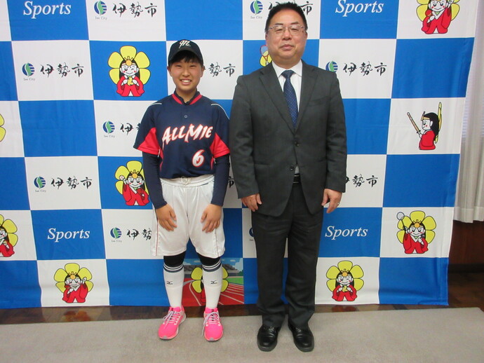 ソフトボールの全国大会出場の選手と教育長の記念写真