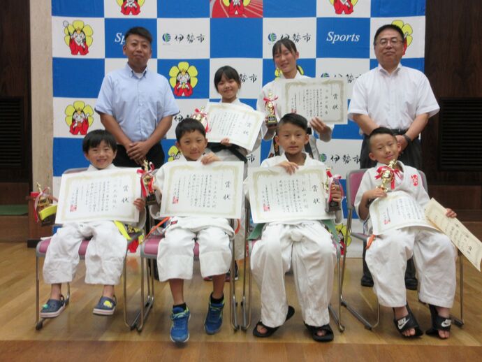 日本拳法の全国大会に出場する選手と教育長の記念写真