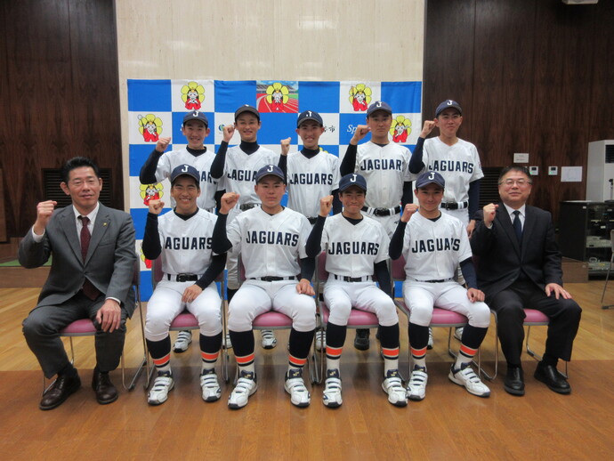 少年野球の全国大会に出場する選手と教育長、市長の記念写真