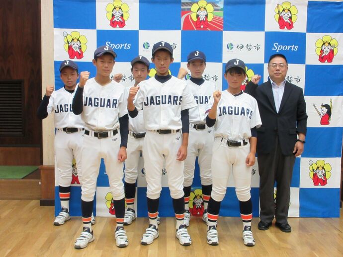 硬式野球の全国大会4に出場する選手と教育長の記念写真