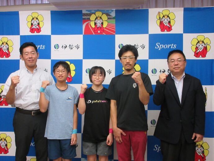 スポーツクライミングの全国大会出場者と市長、教育長の記念写真
