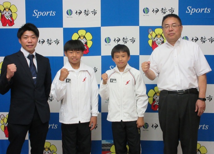 体操の全国大会出場と教育長の記念写真