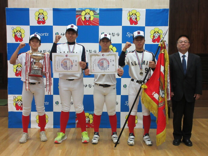 ボーイズリーグの大会で優勝した選手と教育長の記念写真
