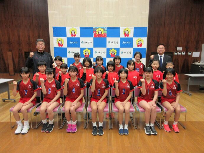 バレーボールの全国大会に出場する二見バレーの選手と教育長の記念写真
