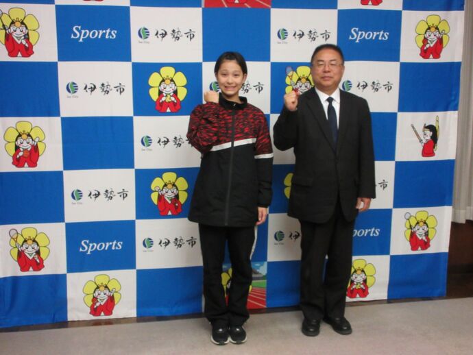 第33回全国小学生バドミントン選手権大会に出場する選手と教育長の記念写真