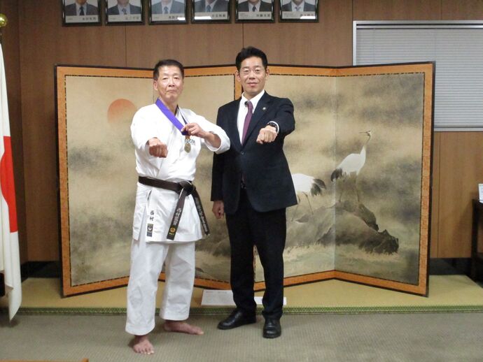 空手の世界大会での優勝者と市長の記念写真
