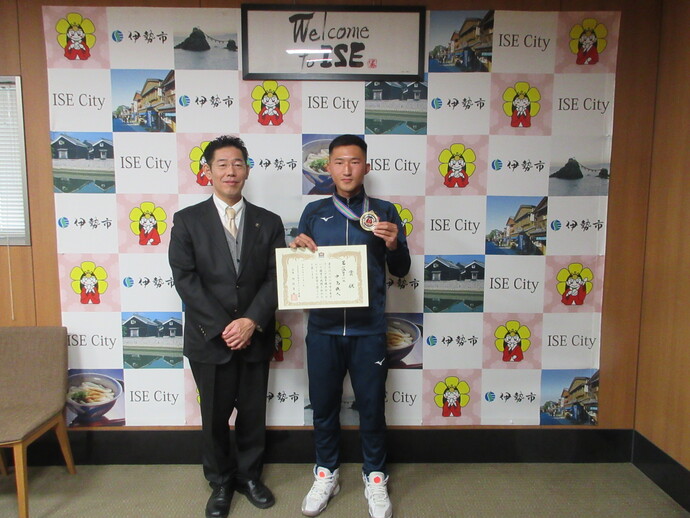 全日本ボクシング選手権大会優勝者と市長の記念写真