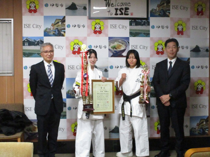 空手の全国大会入賞者と市長の記念写真