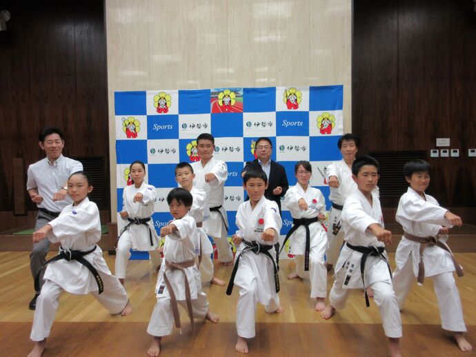 みなと・四郷教室の皆さんと市長、教育長の記念写真