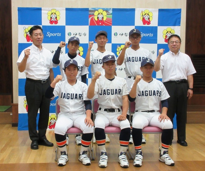 少年野球の全国大会に出場する選手と市長、教育長の記念写真