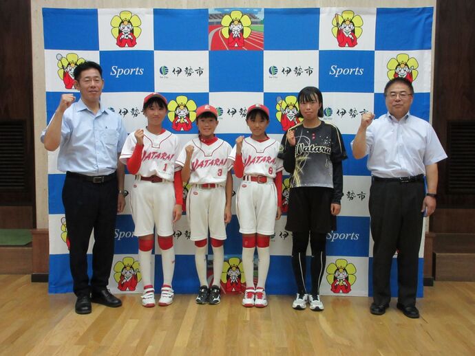 全国大会に出場する小中学生と市長、教育長の記念写真