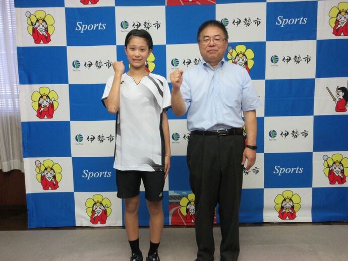 バドミントンの全国大会に出場する選手と教育長の記念写真