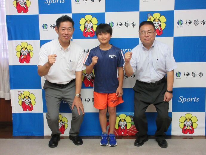 水泳の全国大会に出場する選手と市長、教育長の記念写真