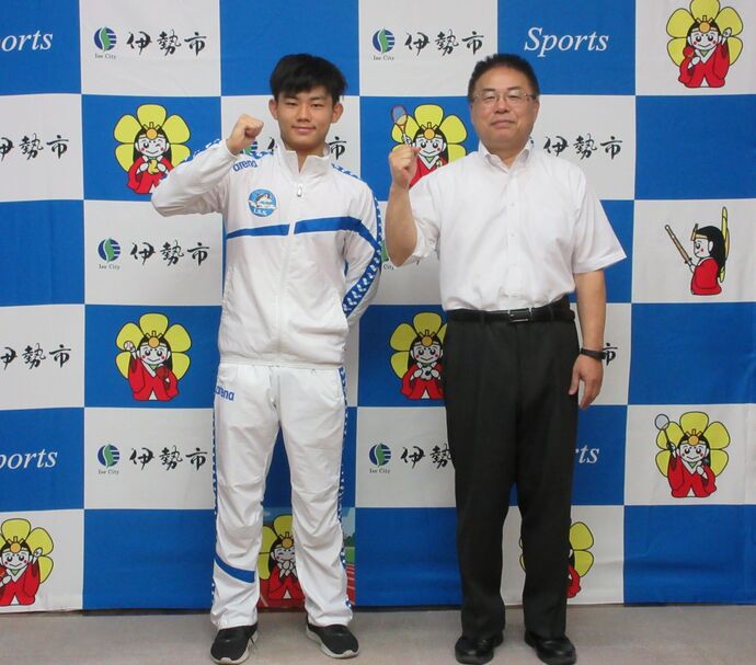 水泳の全国大会に出場する選手と教育長の記念写真