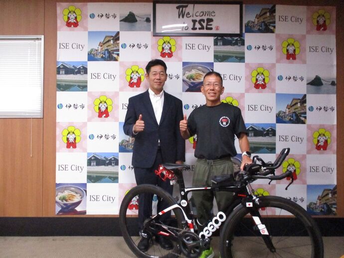 トライアスロンの世界大会に出場する選手と市長の記念写真