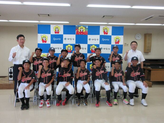 軟式野球の全国大会に出場する選手達と市長、教育長の記念写真