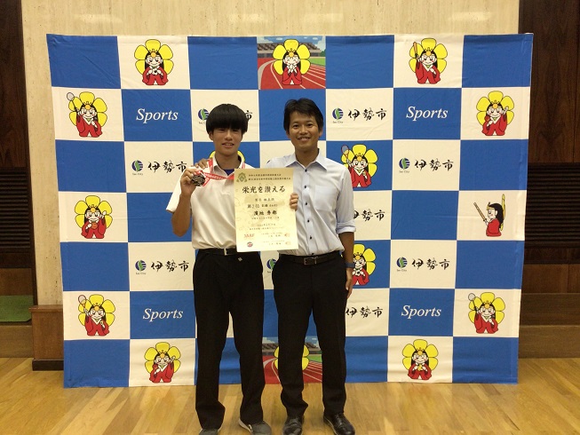 全中大会陸上競技の棒高跳びで入賞した小俣中学校の選手の記念写真