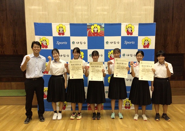 全中大会陸上競技女子4×100mリレーで第3位入賞した小俣中学校の選手の記念写真