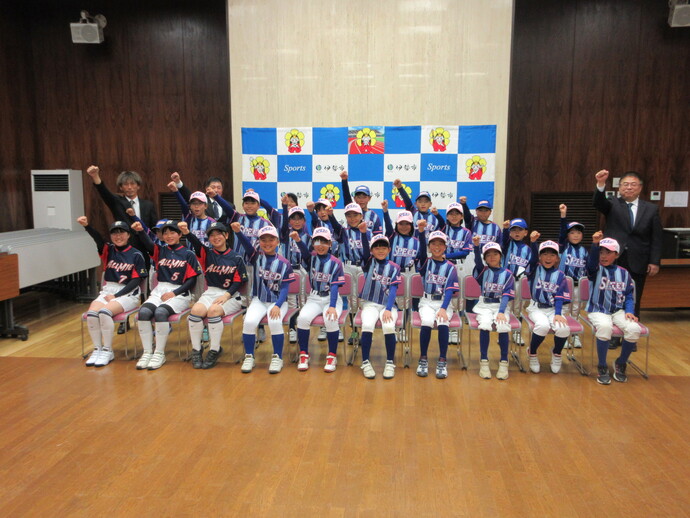 女子のソフトボール全国大会出場者と教育長の記念写真