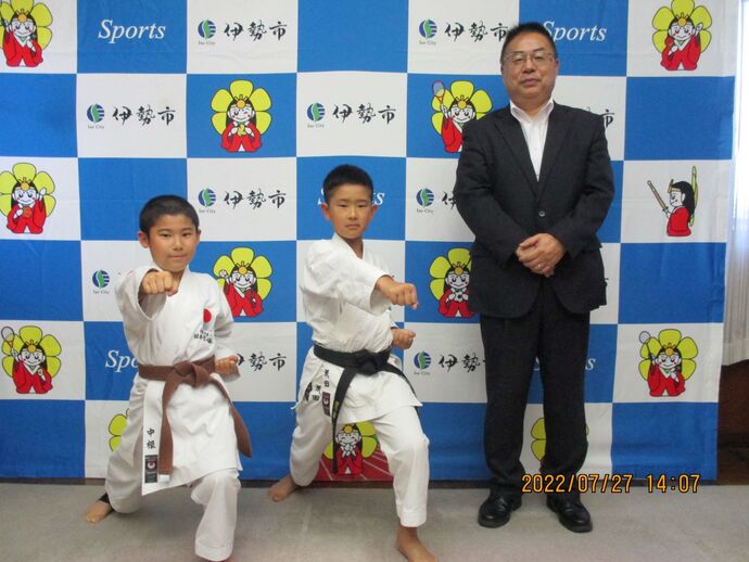 空手の全国大会に出場する選手と教育長の記念写真