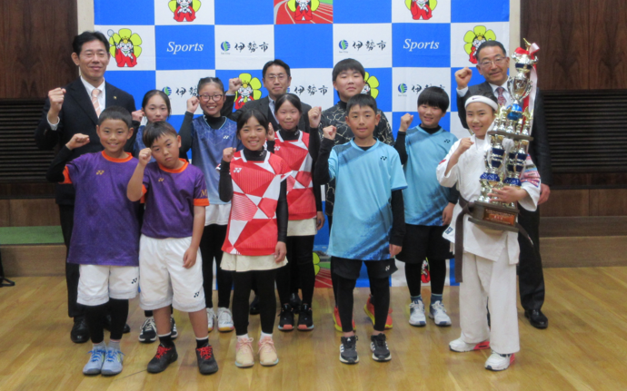 空手大会入賞者とソフトテニス全国大出場者と市長、教育長、学校教育部長の記念写真