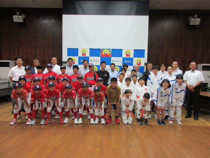 画像：「エンジョイ！軟式野球フェスティバル2025」「第42回全日本小学生ソフトテニス選手権大会」「2025日本拳法総合選手権大会」「とびうお杯第40回全国少年少女水泳競技大会」「第48回全国JOCジュニアオリンピックカップ夏季水泳競技大会」出場者