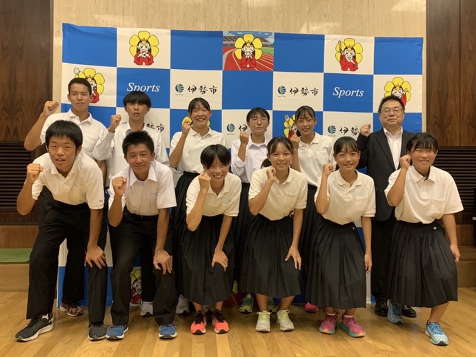 全国中学校体育大会の陸上競技に出場する選手と教育長の記念写真