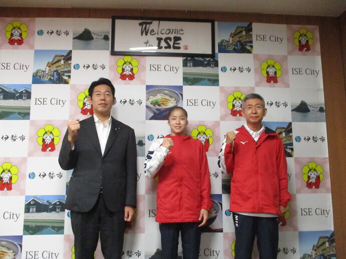 国体会期前競技の体操競技に出場する選手と弓道競技の理事長として参加の方と市長の記念写真