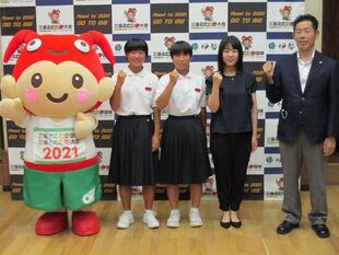 写真「ソフトテニス競技に出場する小俣中の2人」