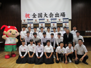 写真:バドミントン大会に出場する皆さん