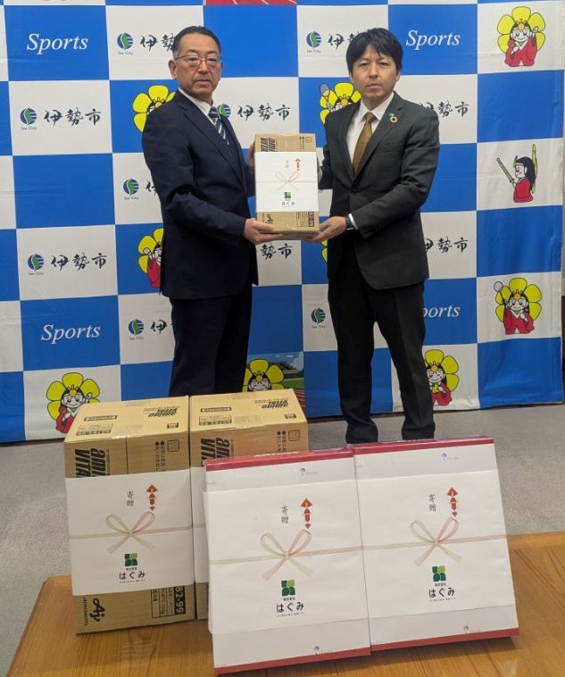 株式会社はぐみ様による補給食贈呈の様子