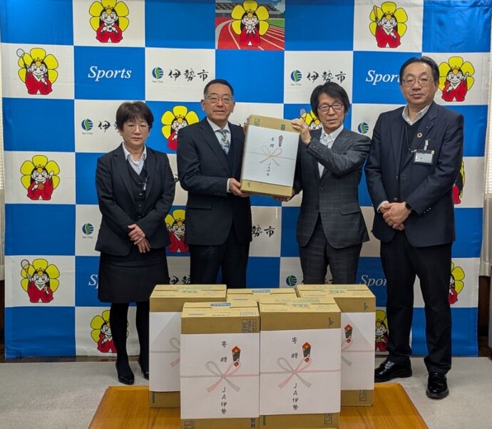 JA伊勢様による飲料水贈呈の様子