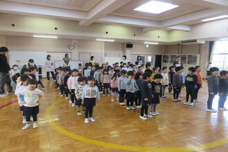 歌をうたう園児