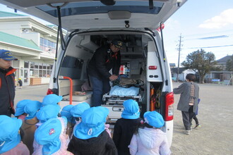 救急車を見学する園児