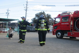 説明する消防士