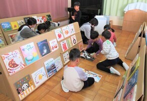 選んだ絵本を見ているところ