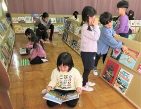 選んだ絵本を見ているところ