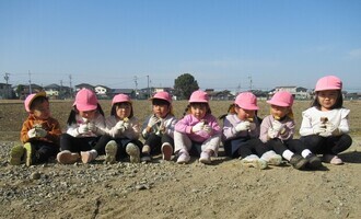 3歳児が焼き芋を食べているところ