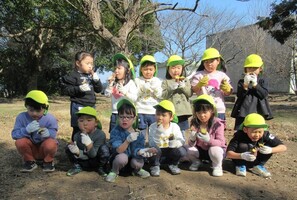 4歳児が焼き芋を食べているところ