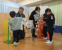 一人ずつごみを分別しているところ