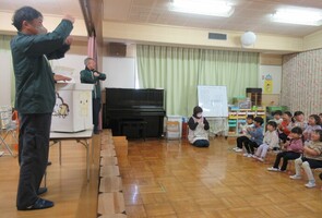 リサイクルの後、何になるのかを見せてもらっているところ