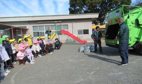 パッカー車を見せてもらっているところ