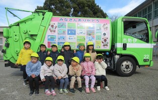 パッカー車の前で4歳児が記念撮影