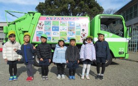 パッカー車の前で5歳が記念撮影