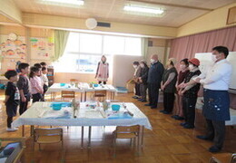 小俣陶芸サークルの方に挨拶をしているところ