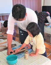 ペン立ての大きさに合わせて粘土を切っているところ