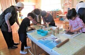 土をめん棒で伸ばしているところ