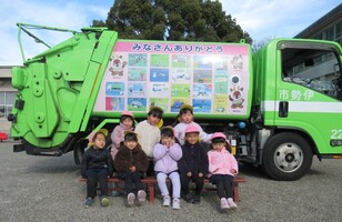 パッカー車の前で3歳児が記念撮影