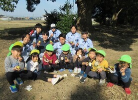 5歳児が焼き芋を食べているところ