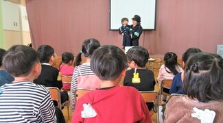 腹話術の人形を見ているところ